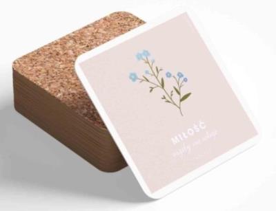 Podstawka korkowa - Miłość nigdy nie ustaje. Wydawca: Szaron. SmakLiter.pl Opakowanie Podstawka korkowa - Miłość nigdy nie ustaje