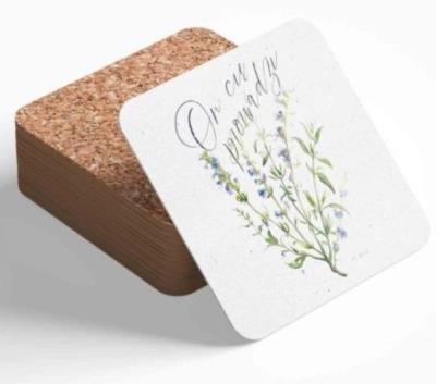 Podstawka korkowa - On cię prowadzi. Wydawca: Szaron. SmakLiter.pl Opakowanie Podstawka korkowa - On cię prowadzi