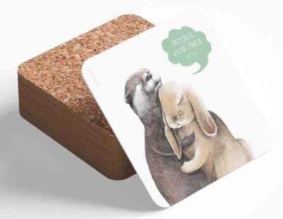 Podstawka korkowa - Przyjaciel kocha zawsze. Wydawca: Szaron. SmakLiter.pl Opakowanie Podstawka korkowa - Przyjaciel kocha zawsze