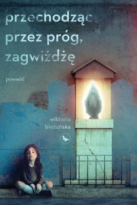 Przechodząc przez próg, zagwiżdżę. Autor: Wiktoria Bieżuńska. SmakLiter.pl Okładka książki Przechodząc przez próg, zagwiżdżę