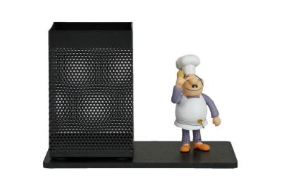 Przybornik biurkowy z figurką Bartolini Bartłomiej. Wydawca: Tisso-Toys. SmakLiter.pl Opakowanie Przybornik biurkowy z figurką Bartolini Bartłomiej