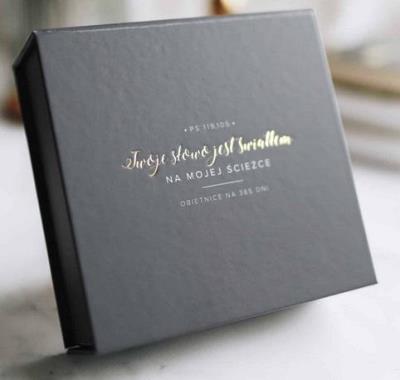 Pudełko - Obietnice na 365 dni szare. Wydawca: Szaron. SmakLiter.pl Opakowanie Pudełko - Obietnice na 365 dni szare