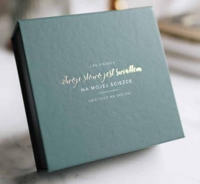 Pudełko - Obietnice na 365 dni zielone. Wydawca: Szaron. SmakLiter.pl Opakowanie Pudełko - Obietnice na 365 dni zielone