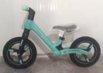 Rower biegowy turkusowy. Wydawca: ADAR. SmakLiter.pl Opakowanie Rower biegowy turkusowy