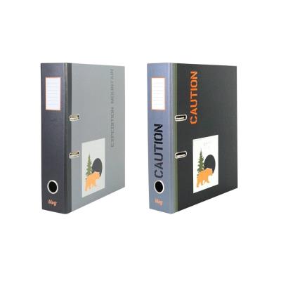 Segregator A4 8cm z dźwignią Traveller. Wydawca: Bee-bee. SmakLiter.pl Opakowanie Segregator A4 8cm z dźwignią Traveller