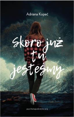 Skoro już tu jesteśmy. Autor: Adriana Kopeć. SmakLiter.pl Okładka książki Skoro już tu jesteśmy