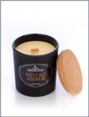 Świeczka sojowa Hinoki Amber czarna 135g. Wydawca: Pavoncella. SmakLiter.pl Opakowanie Świeczka sojowa Hinoki Amber czarna 135g