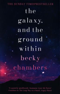 The Galaxy, and the Ground Wit. Autor: Becky Chambers. SmakLiter.pl Okładka książki The Galaxy, and the Ground Wit