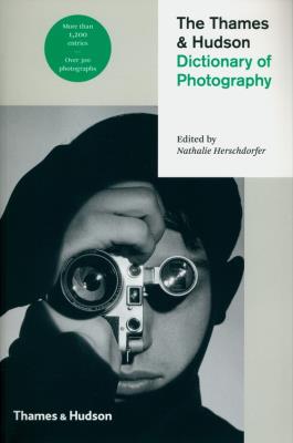 The Thames & Hudson Dictionary of Photography. Autor: Herschdorfer Nathalie. SmakLiter.pl Okładka książki The Thames & Hudson Dictionary of Photography