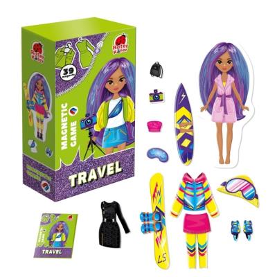 Układanka magnetyczna Podróżniczka. Wydawca: Roter Kafer. SmakLiter.pl Opakowanie Układanka magnetyczna Podróżniczka