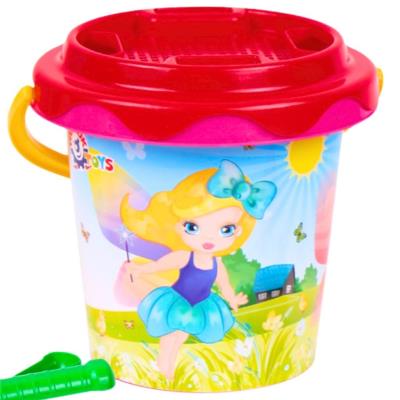 Wiaderko do piasku z sitkiem i akcesoriami. Wydawca: Technok. SmakLiter.pl Opakowanie Wiaderko do piasku z sitkiem i akcesoriami