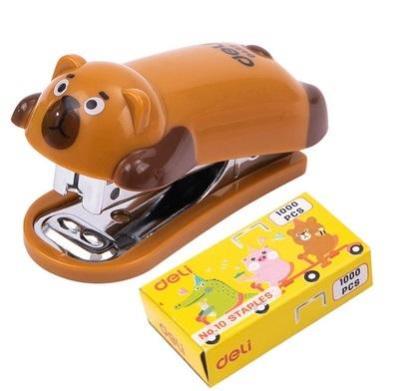 Zszywacz do 15 kartek zszywki 10 miś brązowy DELI. Wydawca: DELI. SmakLiter.pl Opakowanie Zszywacz do 15 kartek zszywki 10 miś brązowy DELI