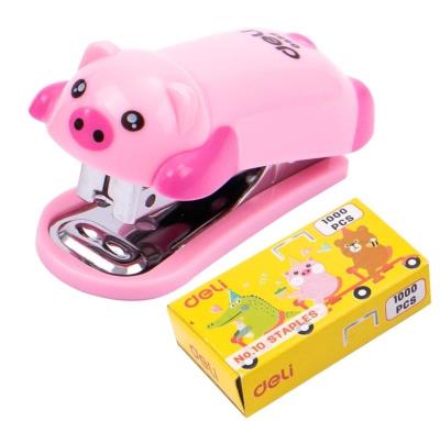 Zszywacz do 15 kartek zszywki 10 świnka róż DELI. Wydawca: DELI. SmakLiter.pl Opakowanie Zszywacz do 15 kartek zszywki 10 świnka róż DELI