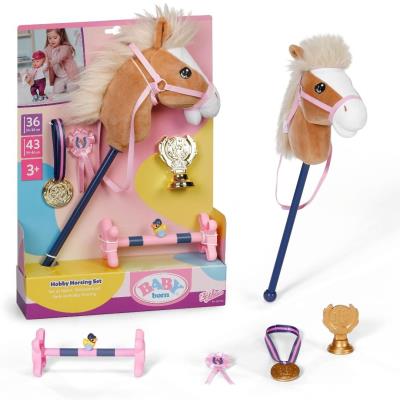 Baby born - Hobby Horsing Set 43cm. Wydawca: Zapf. SmakLiter.pl Opakowanie Baby born - Hobby Horsing Set 43cm