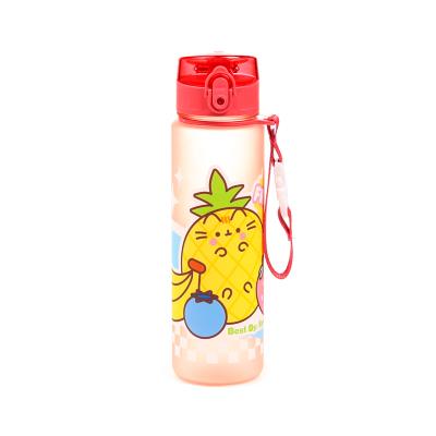 Butelka 600ml na wodę plastikowa Pusheen Fruits BOT359. Wydawca: PUCKATOR EUROPEAN DISTRIBUTION CENTRE. SmakLiter.pl Opakowanie Butelka 600ml na wodę plastikowa Pusheen Fruits BOT359