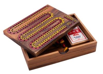 Opakowanie Cribbage w drewnianym pudełku z kartami