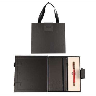 Długopis + notes Classic premium czerwono-złoty. Wydawca: CRESCO. SmakLiter.pl Opakowanie Długopis + notes Classic premium czerwono-złoty