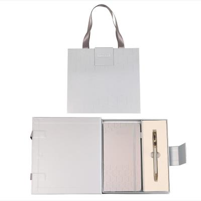 Długopis + notes Classic premium srebrno-złoty. Wydawca: CRESCO. SmakLiter.pl Opakowanie Długopis + notes Classic premium srebrno-złoty