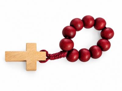 Opakowanie Dziesiątka Różańca Czerwona Drewniana z Krzyżykiem