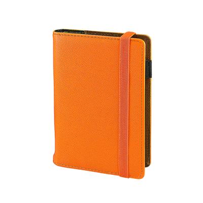 Kalendarz 2026 A5 tygodniowy na gumkę pomarańczowy KT41B-25. Wydawca: I-DROPS. SmakLiter.pl Opakowanie Kalendarz 2026 A5 tygodniowy na gumkę pomarańczowy KT41B-25