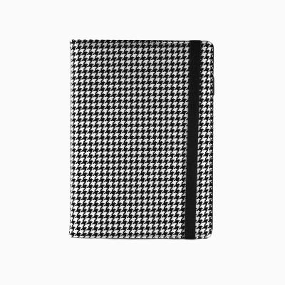 Kalendarz 2026 Modena premium A5 dzienny na gumkę czarno-biały KDP-25MD. Wydawca: I-DROPS. SmakLiter.pl Opakowanie Kalendarz 2026 Modena premium A5 dzienny na gumkę czarno-biały KDP-25MD