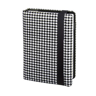 Kalendarz 2026 Modena premium A5 tygodniowy na gumkę czarno-biały KTP-25MD. Wydawca: I-DROPS. SmakLiter.pl Opakowanie Kalendarz 2026 Modena premium A5 tygodniowy na gumkę czarno-biały KTP-25MD