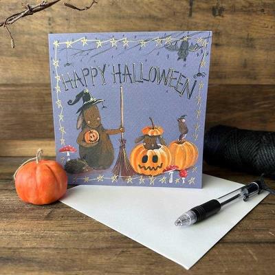 Karnet Halloween kwadrat Króliki i dynie. Wydawca: Alex Clark. SmakLiter.pl Opakowanie Karnet Halloween kwadrat Króliki i dynie