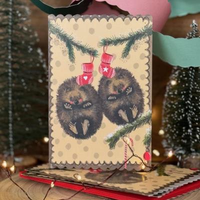 Karnet Święta Jeże i skarpety. Wydawca: Alex Clark. SmakLiter.pl Opakowanie Karnet Święta Jeże i skarpety