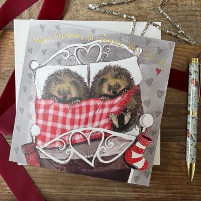 Karnet Święta kwadrat Jeże pod kocem. Wydawca: Alex Clark. SmakLiter.pl Opakowanie Karnet Święta kwadrat Jeże pod kocem