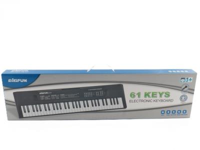 Keyboard muzyczny B/O z mikrofonem 61 klawiszy. Wydawca: Madej. SmakLiter.pl Opakowanie Keyboard muzyczny B/O z mikrofonem 61 klawiszy