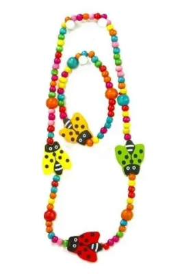 Korale i Bransoletka drewniane Motylki. Wydawca: ABINO. SmakLiter.pl Opakowanie Korale i Bransoletka drewniane Motylki