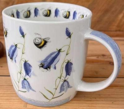 Kubek M85 Pszczoły i dzwonki. Wydawca: Alex Clark. SmakLiter.pl Opakowanie Kubek M85 Pszczoły i dzwonki