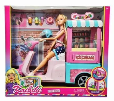 Lalka ze skuterem z lodziarnią. Wydawca: SWEDE. SmakLiter.pl Opakowanie Lalka ze skuterem z lodziarnią