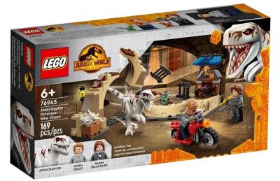 Lego JURRASIC WORLD Atrociraptor pościg na motorze. Autor: Juniors. SmakLiter.pl Okładka książki Lego JURRASIC WORLD Atrociraptor pościg na motorze
