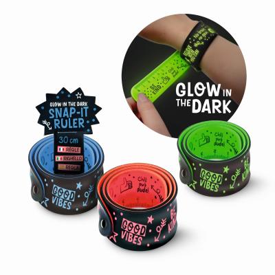 Linijka zwijana świecąca w ciemności 30 cm 1szt.mix. Wydawca: TRENDHAUS. SmakLiter.pl Opakowanie Linijka zwijana świecąca w ciemności 30 cm 1szt.mix