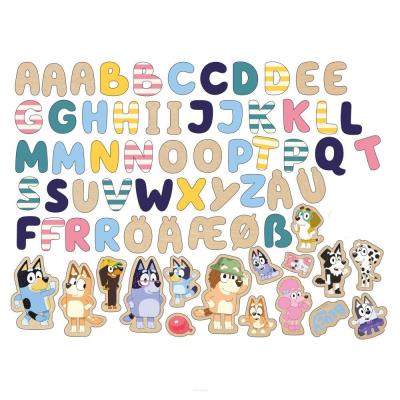 Literki i obrazki drewniane magnetyczne Bluey. Wydawca: MICKI. SmakLiter.pl Opakowanie Literki i obrazki drewniane magnetyczne Bluey