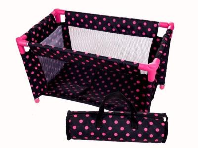 Łóżeczko-kojec dla lalek czarny w różowe groszki. Wydawca: MarioToys. SmakLiter.pl Opakowanie Łóżeczko-kojec dla lalek czarny w różowe groszki