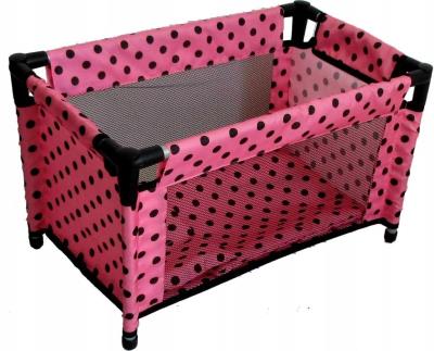 Łóżeczko-kojec dla lalek różowy w czarne groszki. Wydawca: MarioToys. SmakLiter.pl Opakowanie Łóżeczko-kojec dla lalek różowy w czarne groszki