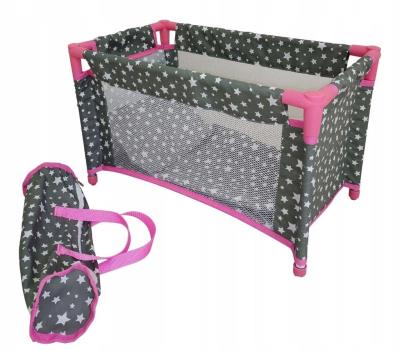 Łóżeczko-kojec dla lalek szary w białe gwiazdki. Wydawca: MarioToys. SmakLiter.pl Opakowanie Łóżeczko-kojec dla lalek szary w białe gwiazdki
