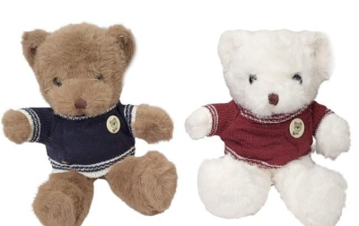 Miś w sweterku 30cm MIX. Wydawca: Merkpol. SmakLiter.pl Opakowanie Miś w sweterku 30cm MIX