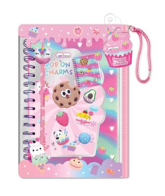 Notatnik na spirali z charmsami w saszetce  Zwierzątka. Wydawca: Hot Focus. SmakLiter.pl Opakowanie Notatnik na spirali z charmsami w saszetce  Zwierzątka