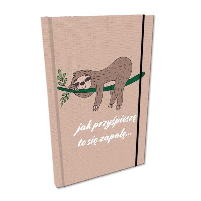 Notes A5 kratka z gumką Soft Touch Leniwiec Zapalny. Wydawca: EV-Corp. SmakLiter.pl Opakowanie Notes A5 kratka z gumką Soft Touch Leniwiec Zapalny