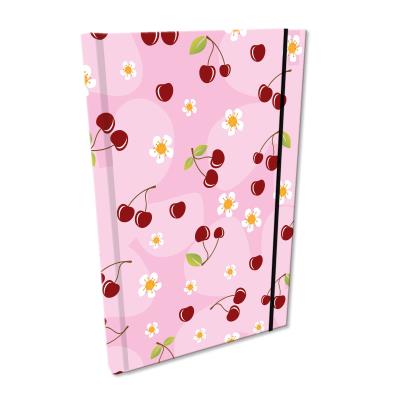 Notes A5 kratka z gumką Soft Touch Wisienki w różu. Wydawca: EV-Corp. SmakLiter.pl Opakowanie Notes A5 kratka z gumką Soft Touch Wisienki w różu