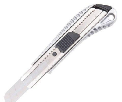 Nóż 18mm metalowy DELI. Wydawca: DELI. SmakLiter.pl Opakowanie Nóż 18mm metalowy DELI