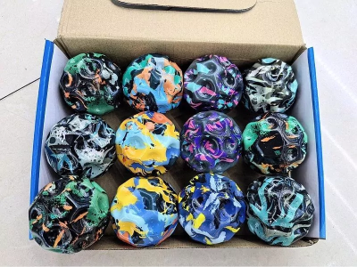 Piłeczka dobrze odbijająca się MIX. Wydawca: ADAR. SmakLiter.pl Opakowanie Piłeczka dobrze odbijająca się MIX