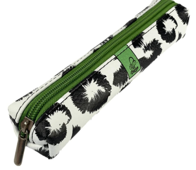 Piórnik mini prostokąt Cętki lamparcie BW. Wydawca: Bee-bee. SmakLiter.pl Opakowanie Piórnik mini prostokąt Cętki lamparcie BW