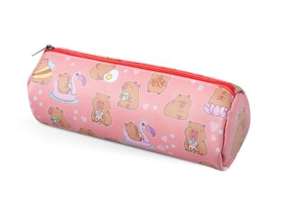 Piórnik saszetka print kapibary 7x20cm. Wydawca: MFP. SmakLiter.pl Opakowanie Piórnik saszetka print kapibary 7x20cm