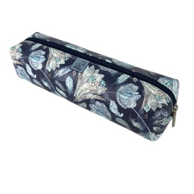 Piórnik szkolny młodzieżowy prostokąt kostka Kwiaty Boho. Wydawca: EV-Corp. SmakLiter.pl Opakowanie Piórnik szkolny młodzieżowy prostokąt kostka Kwiaty Boho