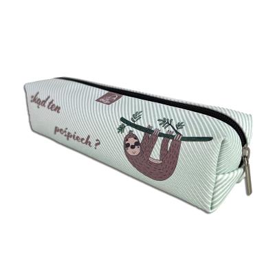 Piórnik szkolny młodzieżowy prostokąt kostka Leniwiec Chwilunia. Wydawca: EV-Corp. SmakLiter.pl Opakowanie Piórnik szkolny młodzieżowy prostokąt kostka Leniwiec Chwilunia