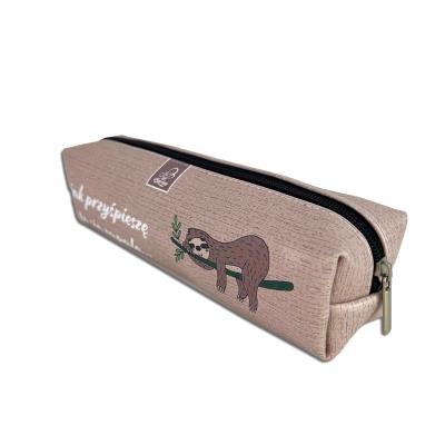 Piórnik szkolny młodzieżowy prostokąt kostka Leniwiec Zapalny. Wydawca: EV-Corp. SmakLiter.pl Opakowanie Piórnik szkolny młodzieżowy prostokąt kostka Leniwiec Zapalny